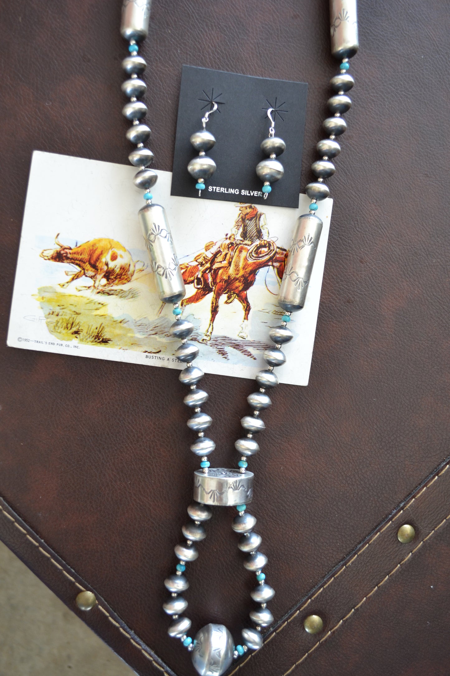 The Mondovi 31.5" Navajo Pearl Jacla Set